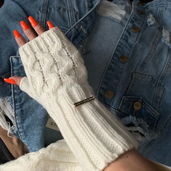 Michael Kors hand warmers - Picture 2 of 4